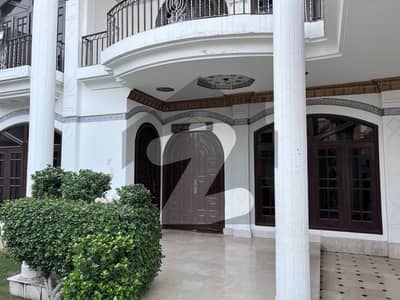 آفیسرز کالونی نمبر ۱ سوساں روڈ,فیصل آباد میں 6 کمروں کا 1 کنال مکان 6.2 کروڑ میں برائے فروخت۔