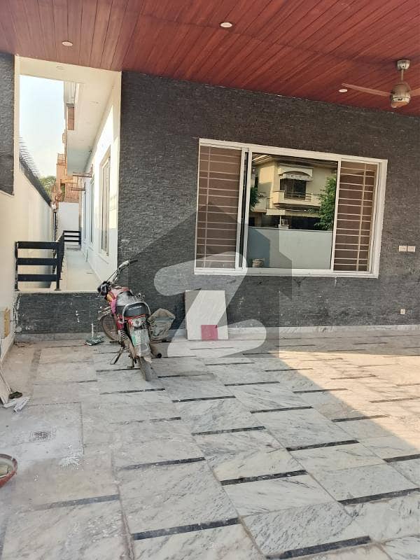 جی ۔ 13 اسلام آباد میں 9 کمروں کا 1 کنال مکان 4.5 لاکھ میں کرایہ پر دستیاب ہے۔