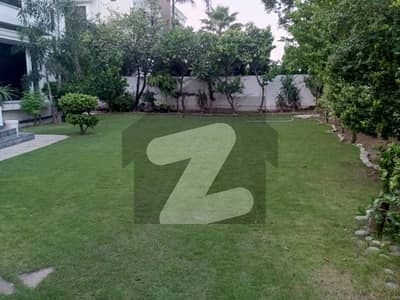 بحریہ ٹاؤن لاہور میں 6 کمروں کا 2 کنال مکان 8.0 لاکھ میں کرایہ پر دستیاب ہے۔