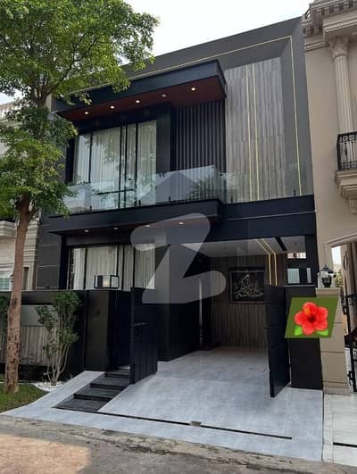 5 MARLA BRAND NEW STYLISH MODERN HOUSE RENT NEAR TO PARK
