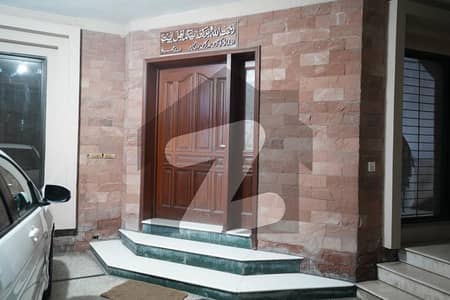 فردوس مارکیٹ گلبرگ,لاہور میں 1 کنال مکان 18.0 کروڑ میں برائے فروخت۔
