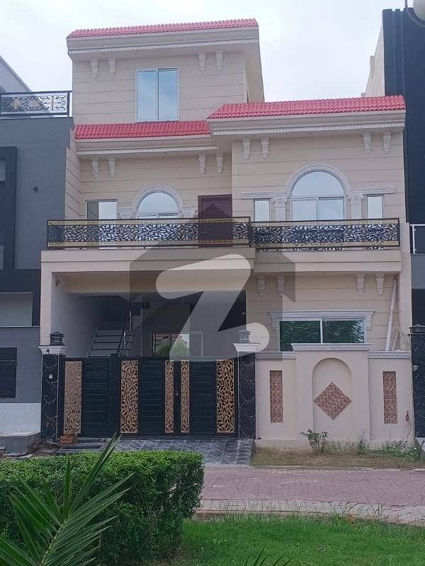 لاہور ۔ شیخوپورہ ۔ فیصل آباد روڈ فیصل آباد میں 5 کمروں کا 5 مرلہ مکان 2.45 کروڑ میں برائے فروخت۔