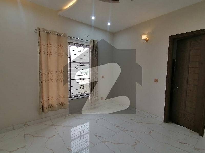 ایل ڈی اے ایوینیو لاہور میں 5 کمروں کا 10 مرلہ مکان 3.3 کروڑ میں برائے فروخت۔