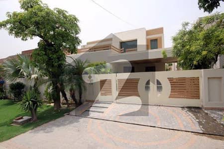 ڈی ایچ اے فیز 4 ڈیفنس (ڈی ایچ اے),لاہور میں 5 کمروں کا 1 کنال مکان 2.8 لاکھ میں کرایہ پر دستیاب ہے۔