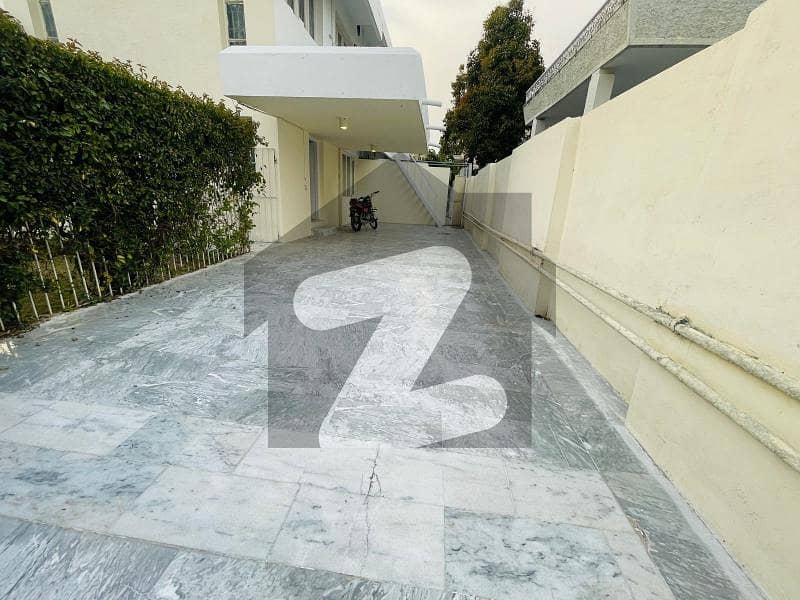 ایف ۔ 8 اسلام آباد میں 3 کمروں کا 2 کنال بالائی پورشن 3.5 لاکھ میں کرایہ پر دستیاب ہے۔