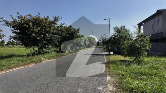 1 KANAL PLOT FOR SALE ON HOT LOCATION NEAR PARK AND MOSQUE