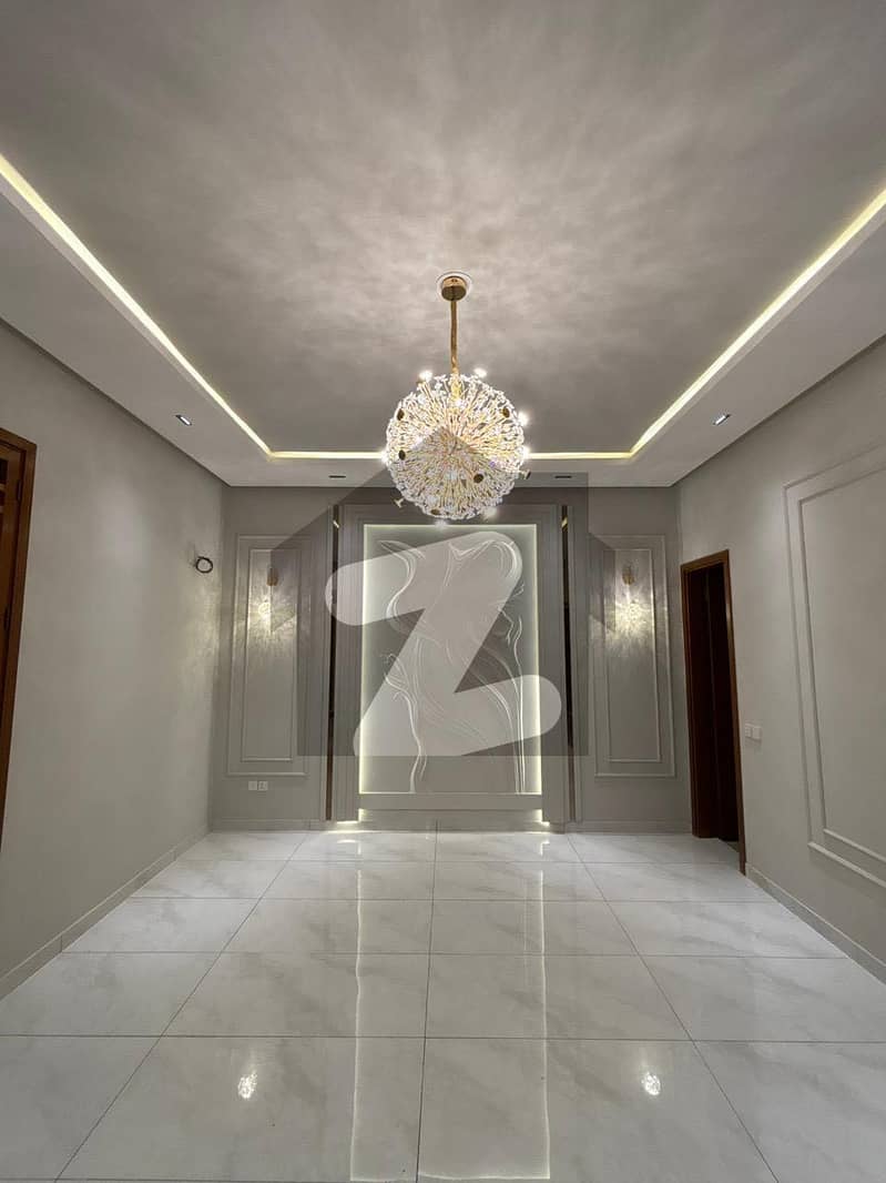 300 Square Yards Luxury Villa For Sale