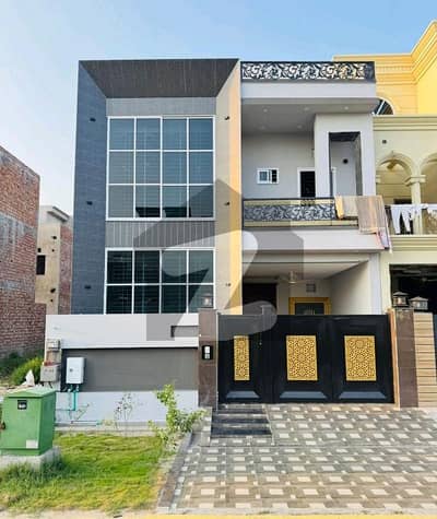Get This Amazing Near to Park 6 Marla House Available In Royal Palm City - Block D