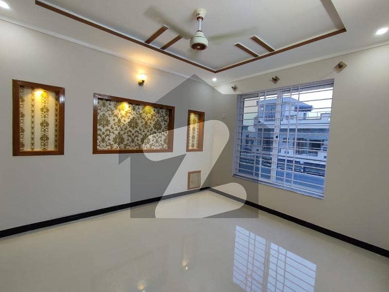 G-13 Upper Portion 14 Marla Main Location Gas Water Available