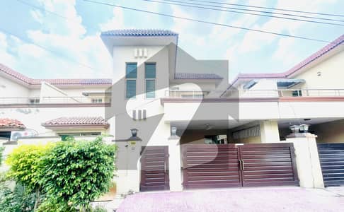 10 Marla 4 Bedroom Sd House Available   For Sale beautiful Location Near To Park