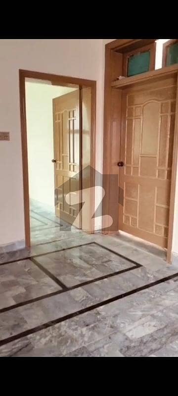 ملت چوک فیصل آباد میں 3 کمروں کا 5 مرلہ بالائی پورشن 35.0 ہزار میں کرایہ پر دستیاب ہے۔