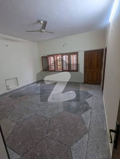 جی ۔ 11 اسلام آباد میں 4 کمروں کا 12 مرلہ بالائی پورشن 1.3 لاکھ میں کرایہ پر دستیاب ہے۔