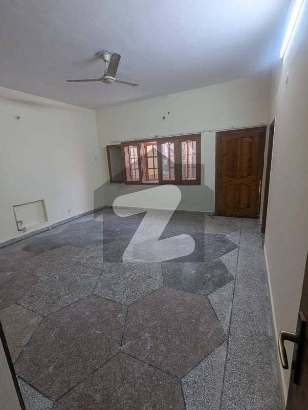 جی ۔ 11 اسلام آباد میں 4 کمروں کا 12 مرلہ بالائی پورشن 1.3 لاکھ میں کرایہ پر دستیاب ہے۔