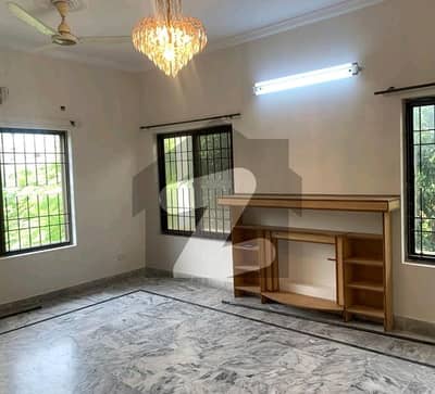 آئی ۔ 8/2 آئی ۔ 8,اسلام آباد میں 3 کمروں کا 14 مرلہ مکان 10.0 کروڑ میں برائے فروخت۔