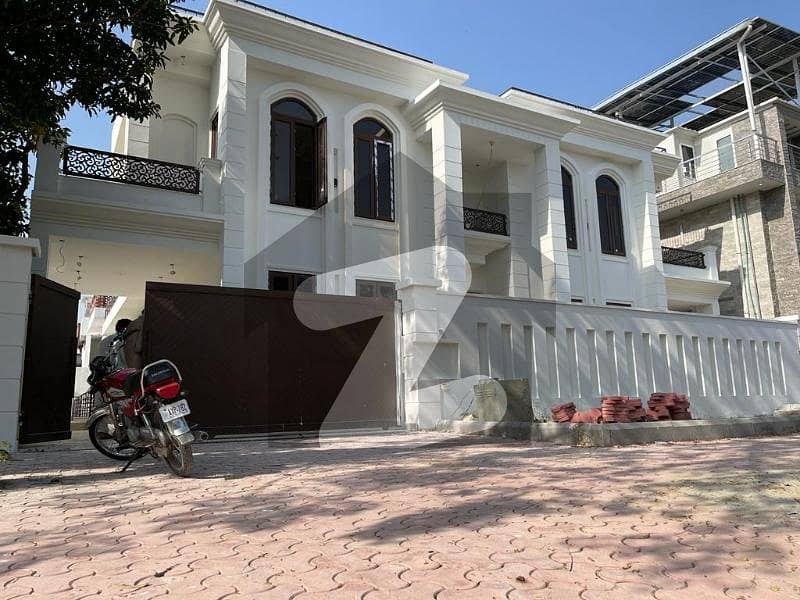 ایف ۔ 7 اسلام آباد میں 8 کمروں کا 1 کنال مکان 16.8 لاکھ میں کرایہ پر دستیاب ہے۔