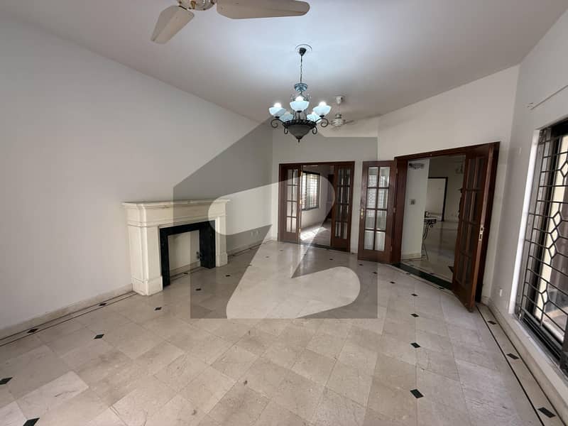 F-8 444sq yrd 5bedroom house Available for rent