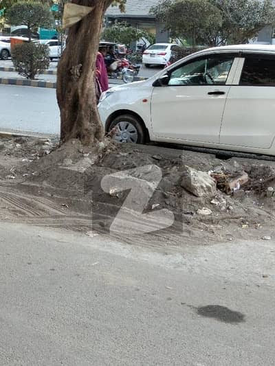 علامہ اقبال ٹاؤن لاہور میں 1 کنال عمارت 30.0 کروڑ میں برائے فروخت۔