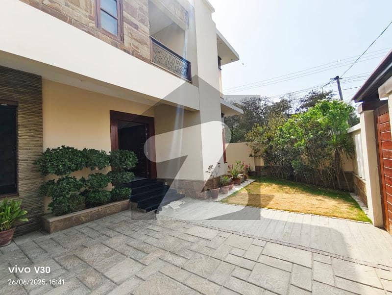 500 SQUARE YARDS BUNGALOW ON STUNNING LOCATION