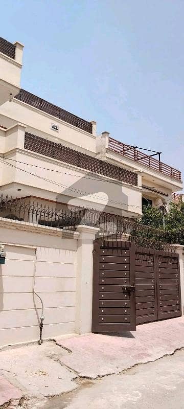 گارڈن ٹاؤن ملتان میں 5 کمروں کا 8 مرلہ مکان 1.65 کروڑ میں برائے فروخت۔