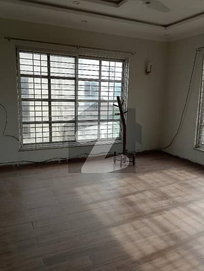 commercial building for rent prime location