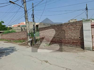 خیابان کالونی 2 فیصل آباد میں 1 کنال رہائشی پلاٹ 3.4 کروڑ میں برائے فروخت۔