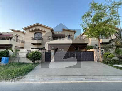17 MARLA 5 BEDROOM HOUSE AVAILABLE FOR SALE