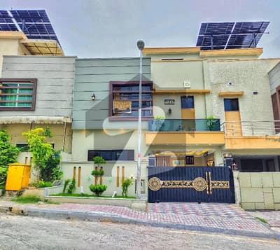 بحریہ ٹاؤن فیز 8 ۔ بلاک ایم بحریہ ٹاؤن فیز 8,بحریہ ٹاؤن راولپنڈی,راولپنڈی میں 3 کمروں کا 5 مرلہ مکان 1.9 کروڑ میں برائے فروخت۔