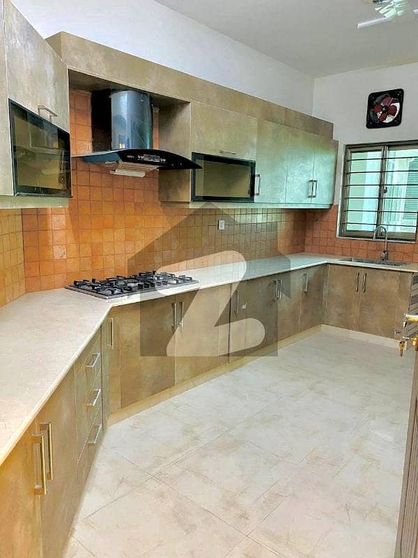 Brand New Apartment 4 Bedroom 5th floor open View Near market and park avlialab for Rent in Askari 10 sector S