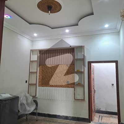 Beautiful falt . Online working ke lye available hai family ke lye nhi hai