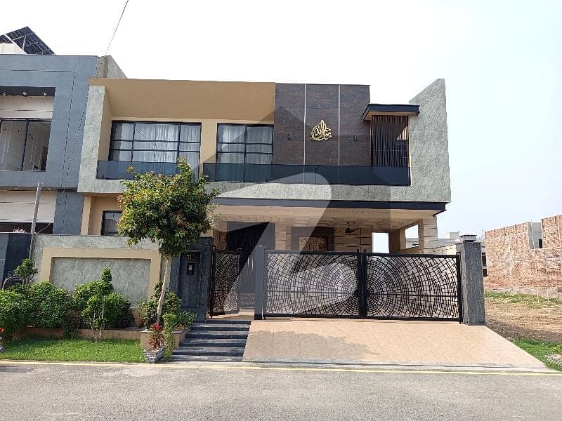 12 Marla Beautiful Location House Available For Sale