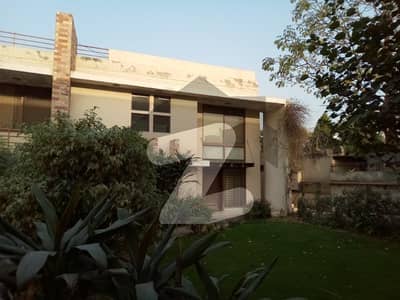 مسلم ٹاؤن لاہور میں 5 کمروں کا 1 کنال مکان 4.25 لاکھ میں کرایہ پر دستیاب ہے۔