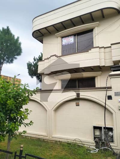 جی ۔ 13 اسلام آباد میں 8 کمروں کا 11 مرلہ مکان 9.5 کروڑ میں برائے فروخت۔