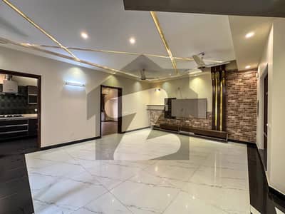10 Marla Corner House Spacious & Prime Location