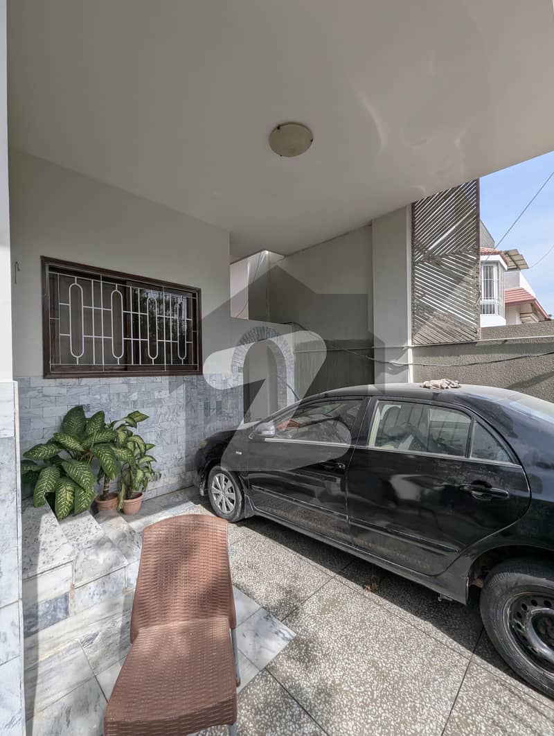 300 Yards Banglow for rent