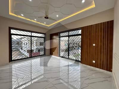 10,Marla Luxury Slightly House Available For Rent
