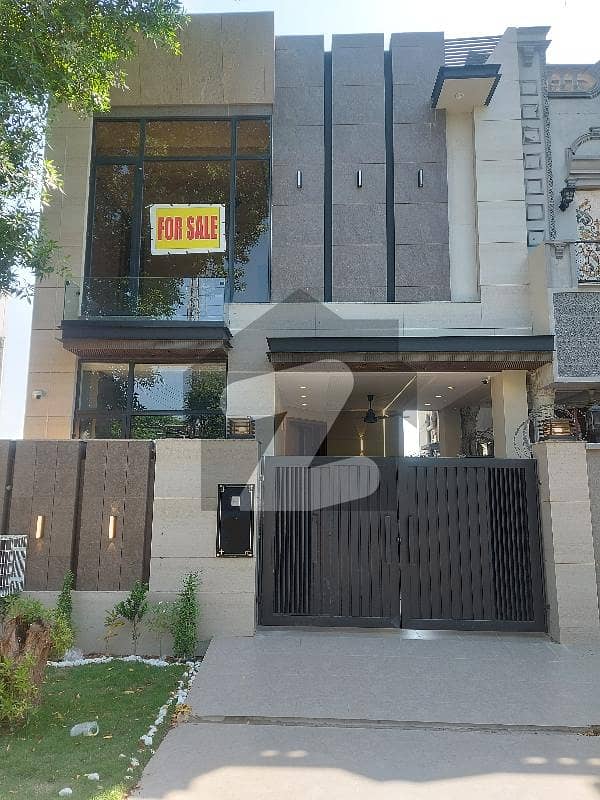 واپڈا ٹاؤن لاہور میں 4 کمروں کا 5 مرلہ مکان 2.5 کروڑ میں برائے فروخت۔