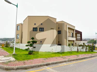 CORNER 2 KANAL HEIGHTED LOCATION HOUSE FOR RENT