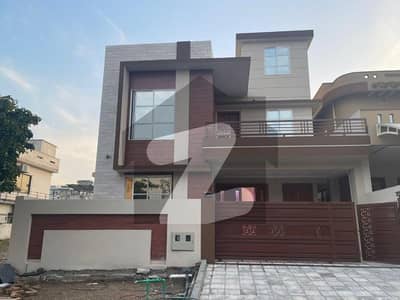 ڈی ایچ اے فیز 1 - سیکٹر ایف ڈی ایچ اے ڈیفینس فیز 1,ڈی ایچ اے ڈیفینس,اسلام آباد میں 5 کمروں کا 12 مرلہ مکان 6.5 کروڑ میں برائے فروخت۔