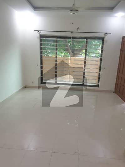 5 Marla Good Condition House With Gass