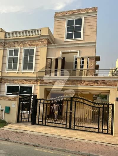 بحریہ ٹاؤن سیکٹر سی بحریہ ٹاؤن,لاہور میں 4 کمروں کا 10 مرلہ مکان 3.35 کروڑ میں برائے فروخت۔