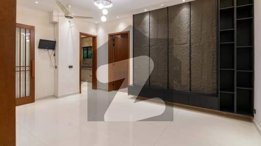 DHA PHASE 5 LOWER PORTION SEPARATE ENTRANCE BACK OF PARK WALKING DISTANCE TO PENTA SQUARE MALL