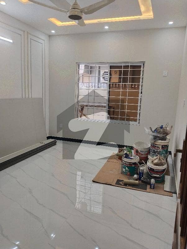 ڈی ۔ 12 اسلام آباد میں 5 کمروں کا 8 مرلہ مکان 9.25 کروڑ میں برائے فروخت۔