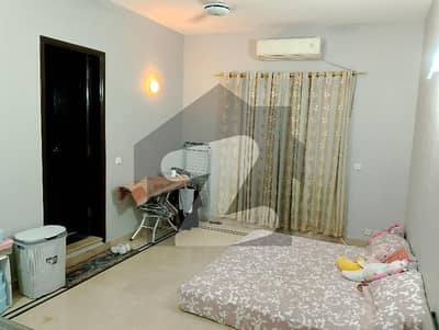 ڈی ایچ اے فیز 8 ڈی ایچ اے ڈیفینس,کراچی میں 3 کمروں کا 1 کنال بالائی پورشن 2.25 لاکھ میں کرایہ پر دستیاب ہے۔