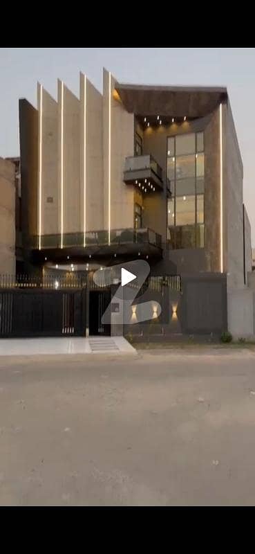 Triple Storey Semi Commercial Beautifully Constructed and Architecture
