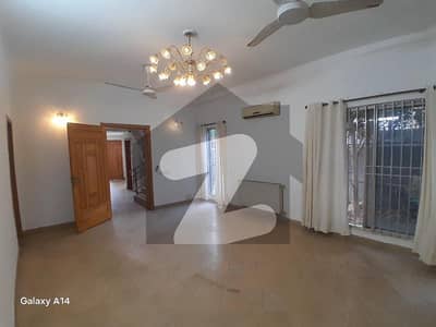 جی ۔ 6 اسلام آباد میں 5 کمروں کا 2 کنال مکان 6.5 لاکھ میں کرایہ پر دستیاب ہے۔