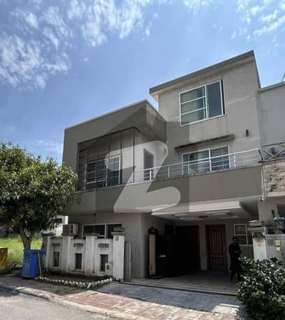 7 Marla Boulevard House Gas Installed Solid House