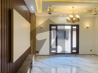 ڈی ایچ اے فیز 8 ڈی ایچ اے ڈیفینس,کراچی میں 6 کمروں کا 1 کنال مکان 19.5 کروڑ میں برائے فروخت۔