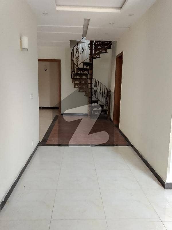 کچہری چوک راولپنڈی میں 1 کنال عمارت 3.5 لاکھ میں کرایہ پر دستیاب ہے۔ کچہری چوک راولپنڈی میں 1 کنال عمارت 3.5 لاکھ میں کرایہ پر دستیاب ہے۔