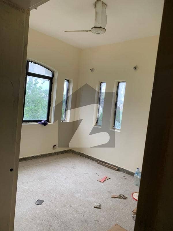 جی ۔ 11 اسلام آباد میں 2 کمروں کا 3 مرلہ فلیٹ 1.25 کروڑ میں برائے فروخت۔