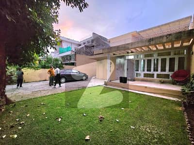 ایف ۔ 6/1 ایف ۔ 6,اسلام آباد میں 6 کمروں کا 1 کنال مکان 26.0 کروڑ میں برائے فروخت۔